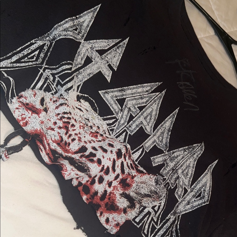 Def Leppard tshirt signed by Rick Allen Size Small crop top black